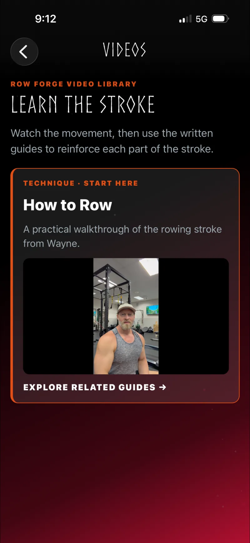 Biblioteca de vídeos de entrenamiento en la aplicación de Row Forge con consejos sobre técnica y ejercicios